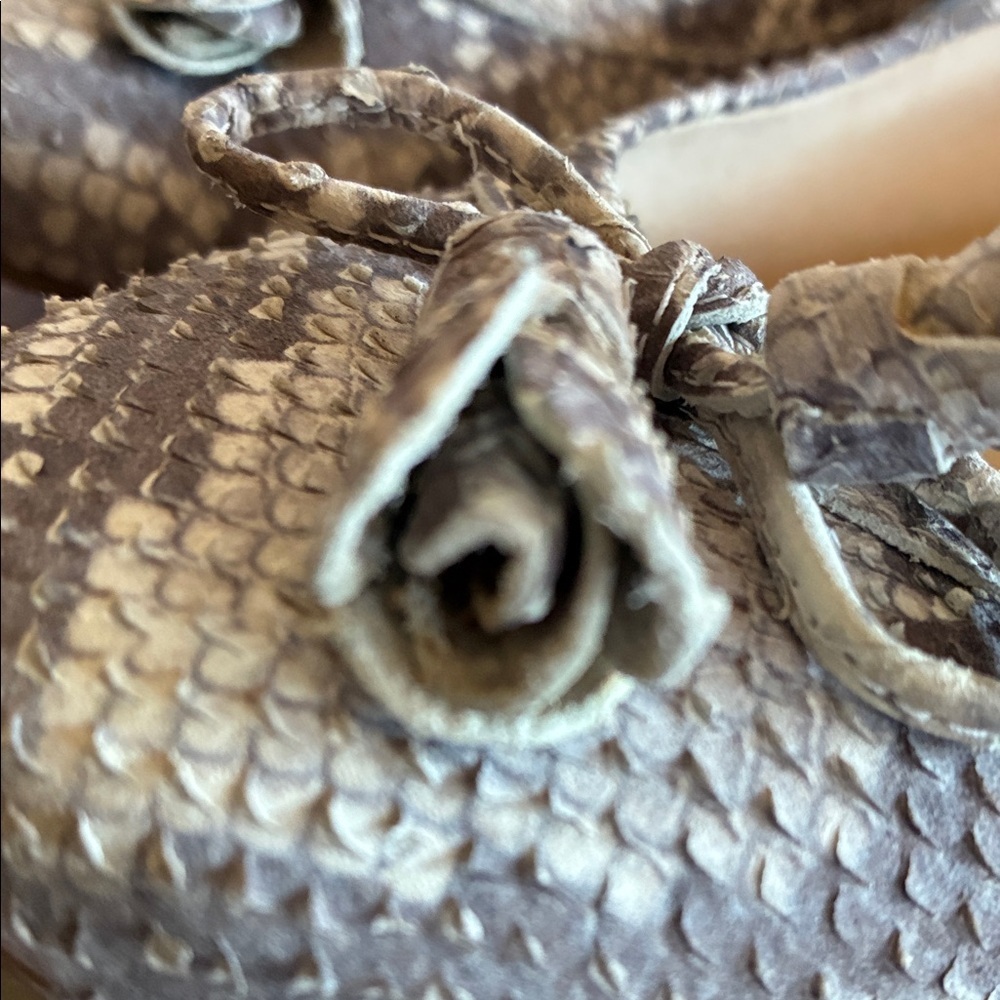 Stuart Weitzmsn Ballet Flat, Women 9.5, tan & cream Snakeskin with bow. EUC - Picture 6 of 16